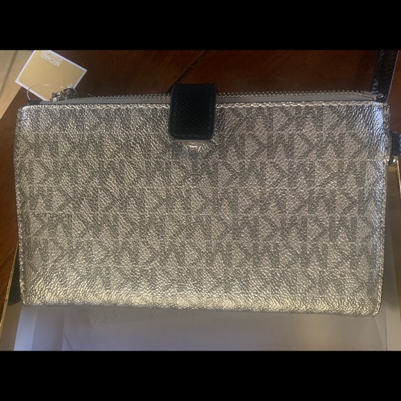 Michael kors wristlet - Picture 5 of 5
